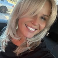 Rhi Bee's profile image