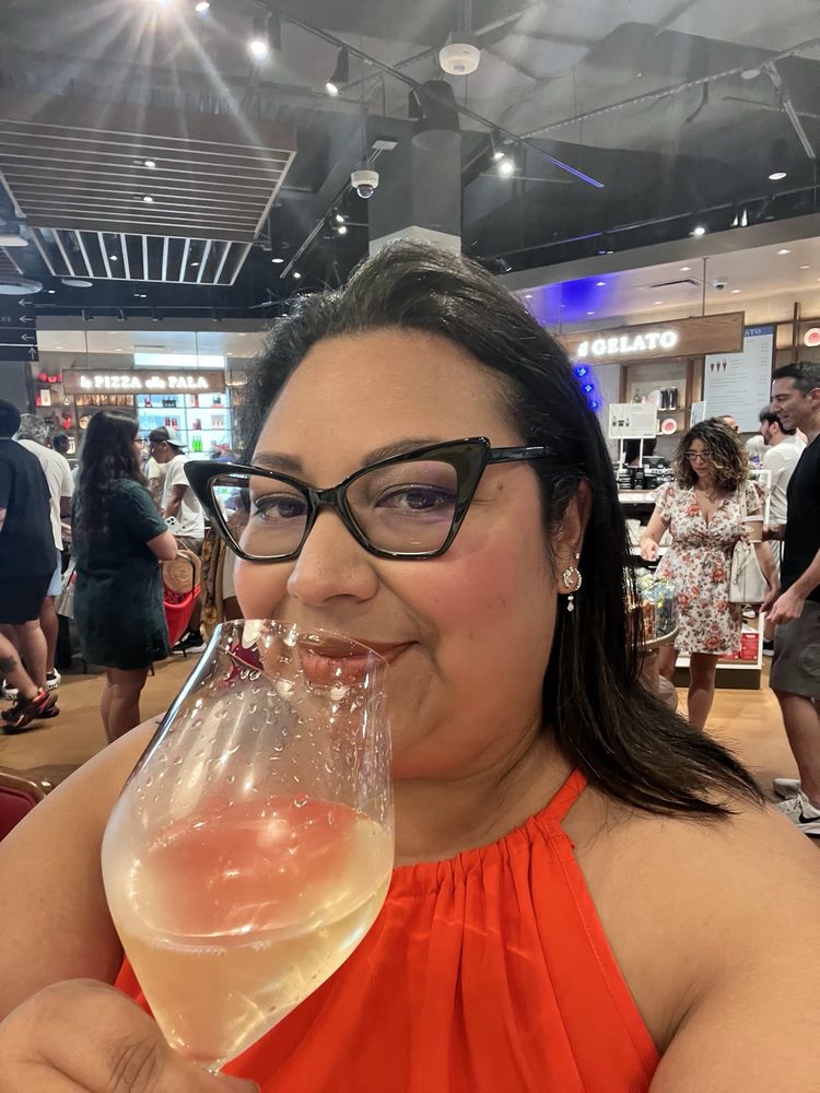 Myrna R.'s profile image