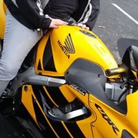 Amanda Flores's profile image